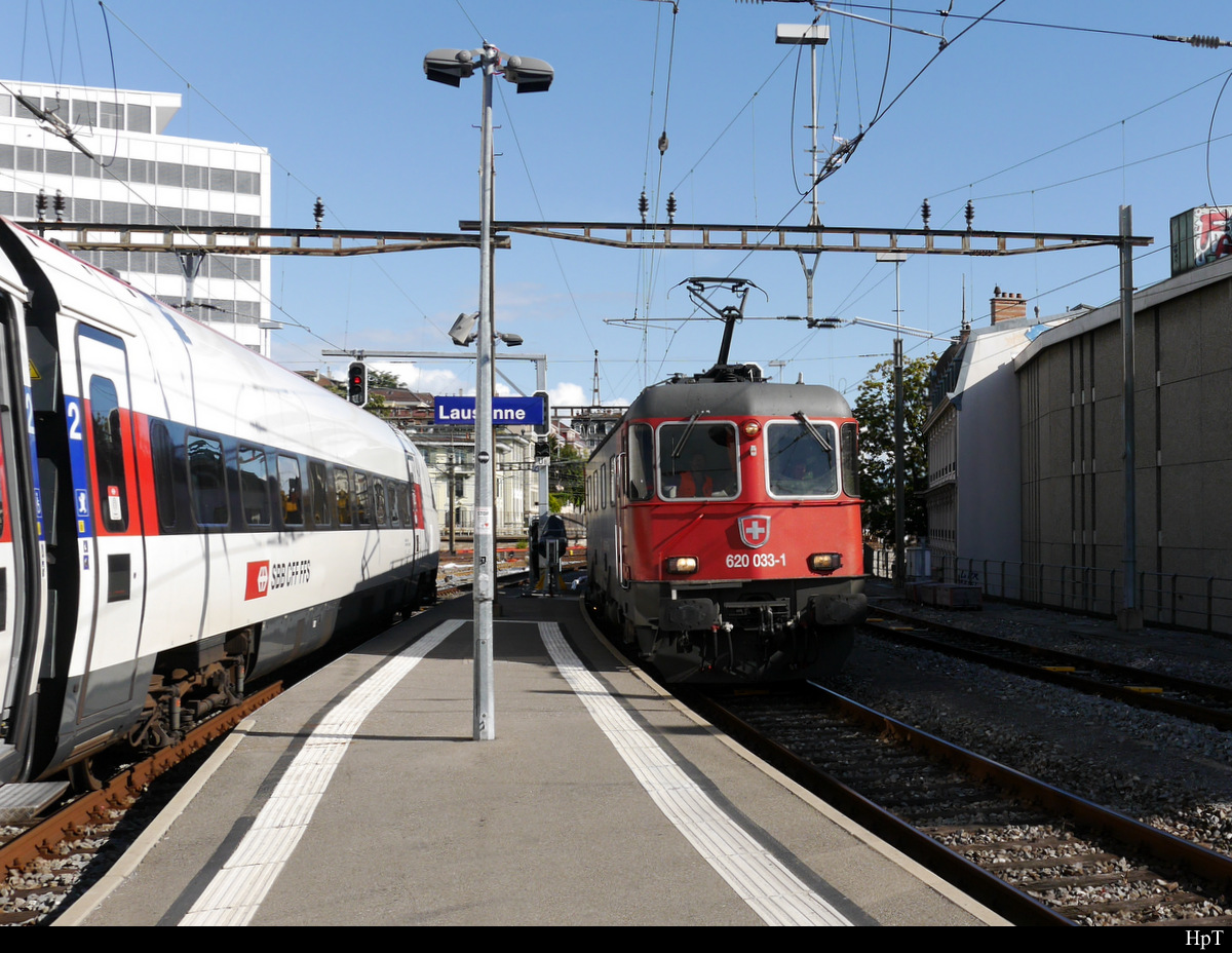 SBB - Re 6/6  620 033-1 bei der Durchfahrt im Bahnhof Lausanne neben ICN nach Biel am 23.09.2019