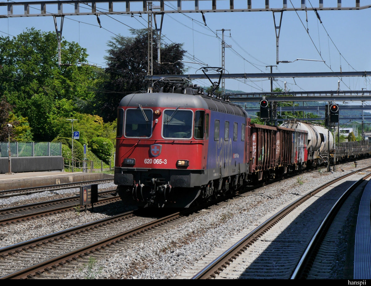 SBB - Re 6/6 620 065 mit Güterzug bei der durchfahrt im Bahnhof Rupperswil am 2020.05.07