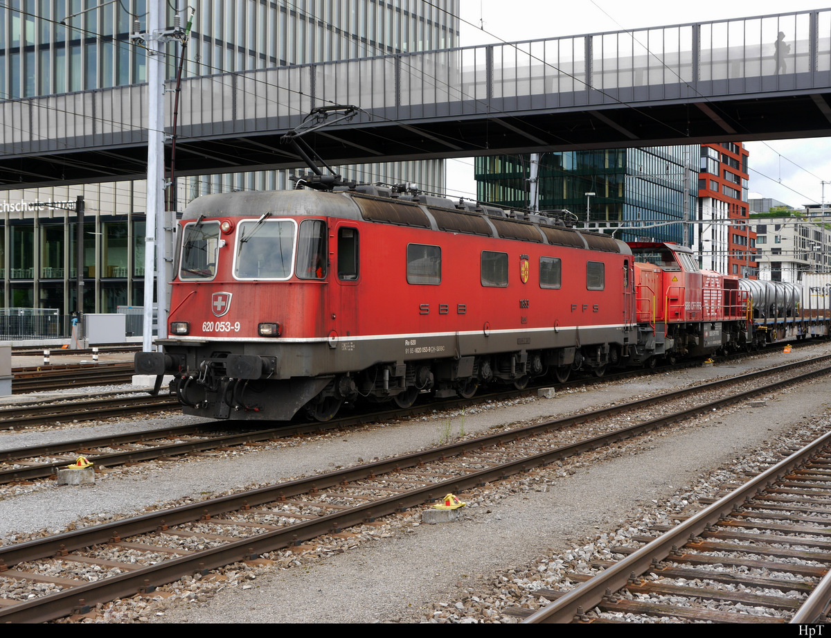 SBB - Re 6/6  620 053-9 mit Am 843 005 in Rotkreuz am 2020.07.17