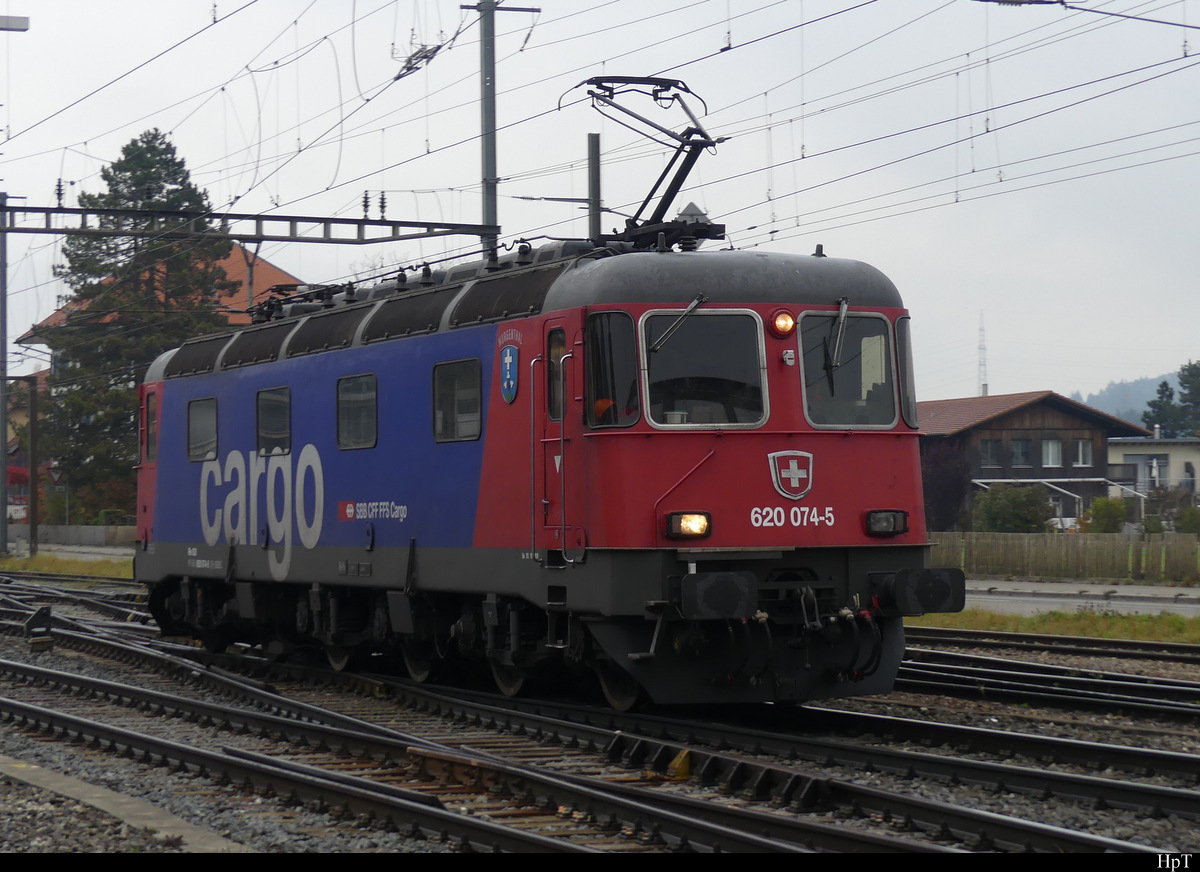 SBB - Re 6/6  620 074-5 bei Rangierfahrt im Bhf. Aarberg am 30.10.2021