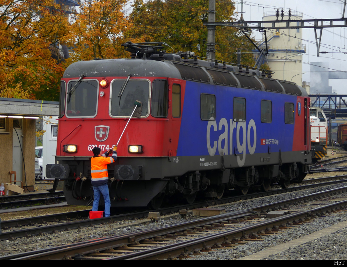 SBB - Re 6/6  620 074-5 bei Scheibenreinigung im Bhf. Aarberg am 30.10.2021