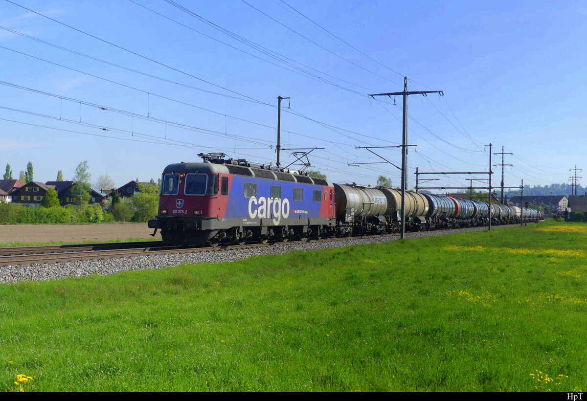 SBB - Re 6/6  620 075 mit Tankwagen unterwegs bei Lyssach am 02.05.2022