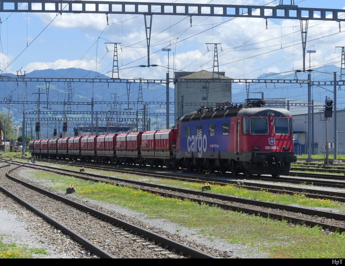 SBB - Re 6/6  620 012-5 abgestellt mit Güterwagen im Bahnhofsareal von ST. Margrethen am 08.07.2022