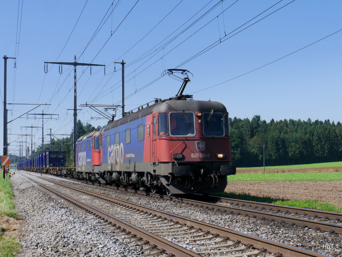 SBB - Re 6/6  620 086-9 mit Re 4/4 420 mit Güterzug unterwegs bei Lyssach am 22.08.2015