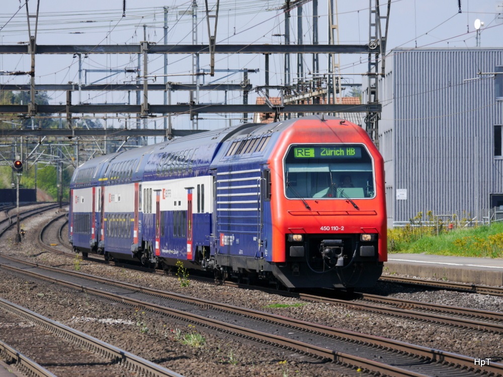 SBB - RE  Aarau - Zürich mit der Lok 450 110-5 2 bei der durchfahrt im Bahnhof Rupperswil am 20.04.2014