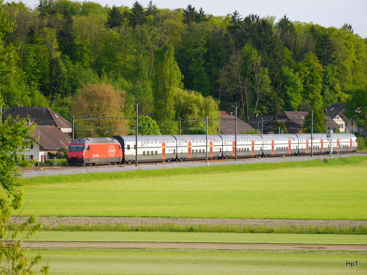SBB - RE Bern - Biel mit der 460 000-3 unterwegs bei Busswil am 04.05.2017