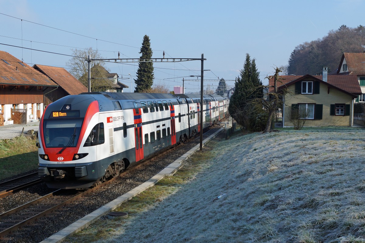 SBB: RE Biel-Bern mit RABe 511 120  KISS  bei Busswil am 27. Februar 2016.
Foto: Walter Ruetsch 