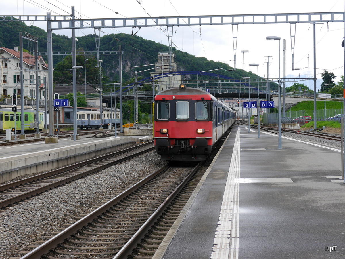 SBB - RE Ersatzzug von Brig nach Genf an der Spitze der Steuerwagen BDt 50 85 82-33 928-1 bei der einfahrt im Bahnhof Aigle am 19.06.2016
