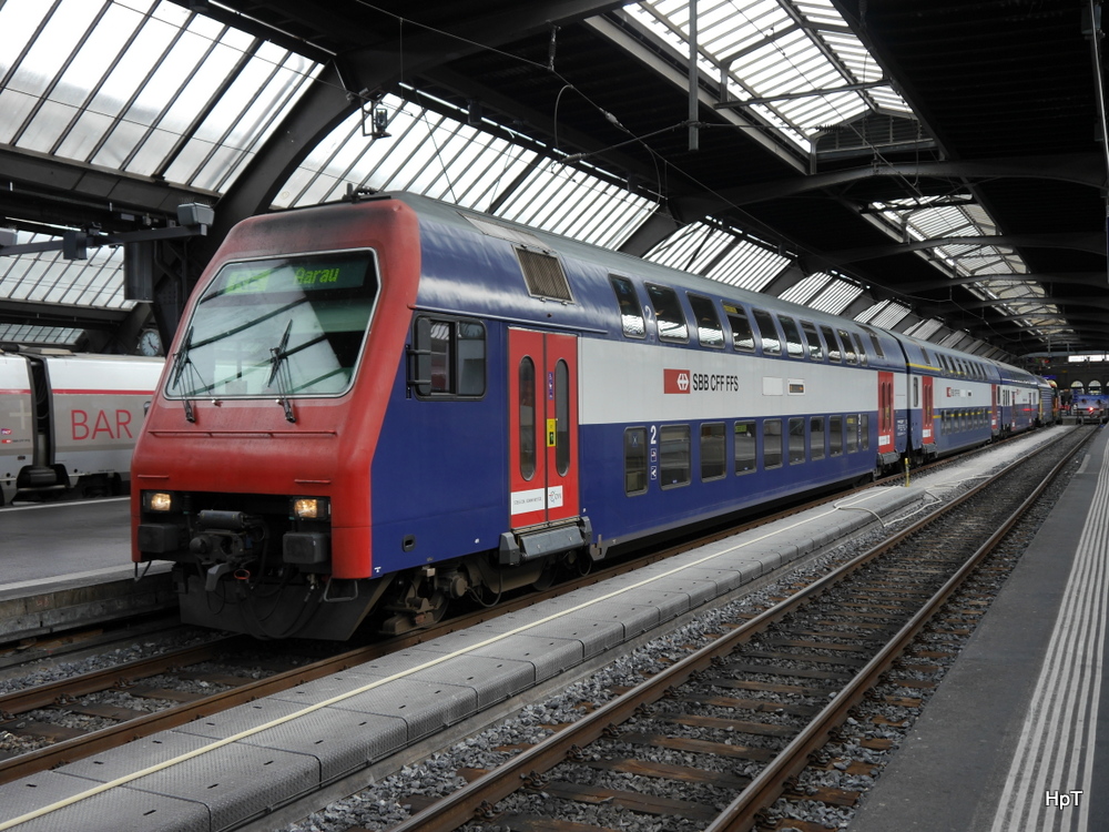 SBB - RE nach Aarau mit der Zürcher S-Bahn an der Front der Steuerwagen Bt 50 85 26-33 963-7 im HB Zürich am 21.09.2014