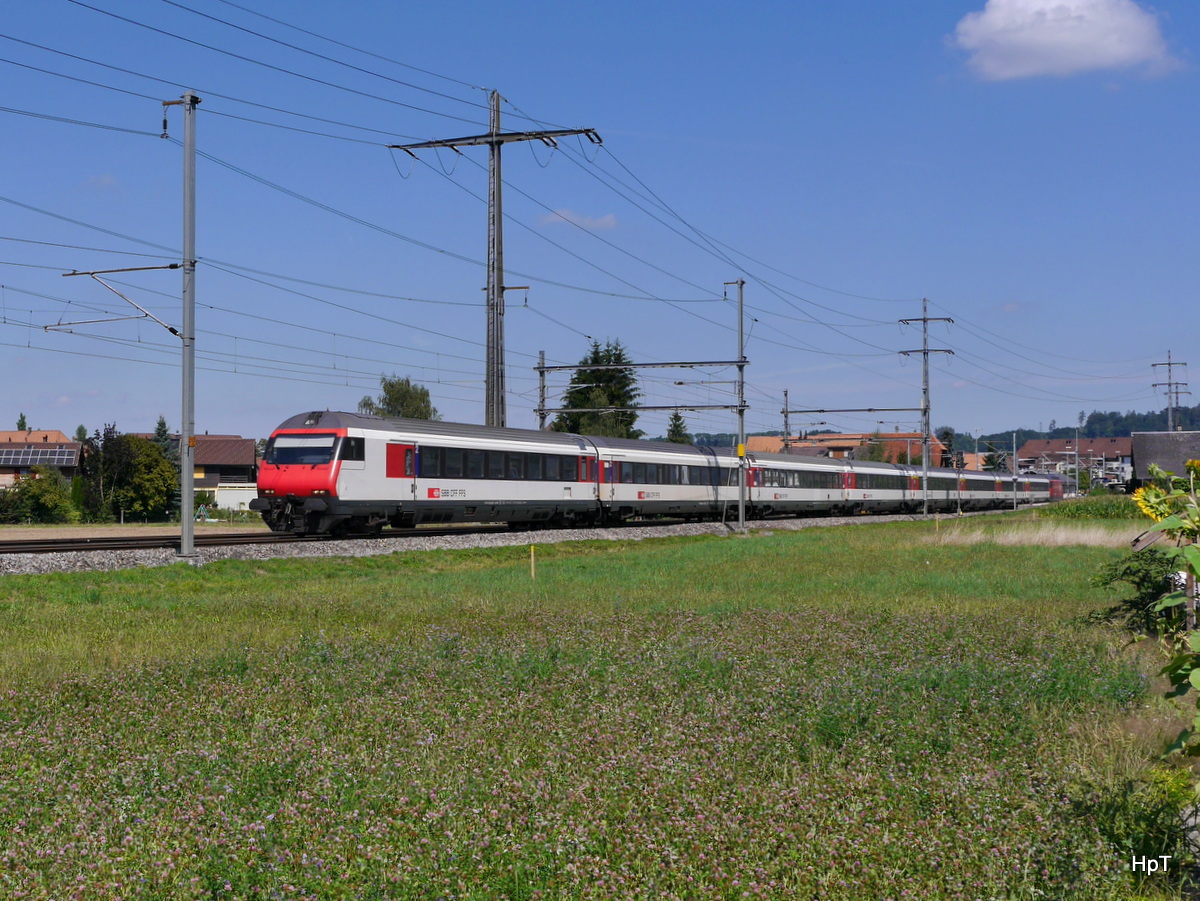 SBB - Re nach Bern mit dem Steuerwagen Bt 50 85 28-94 940-9 unterwegs bei Lyssach am 22.08.2015