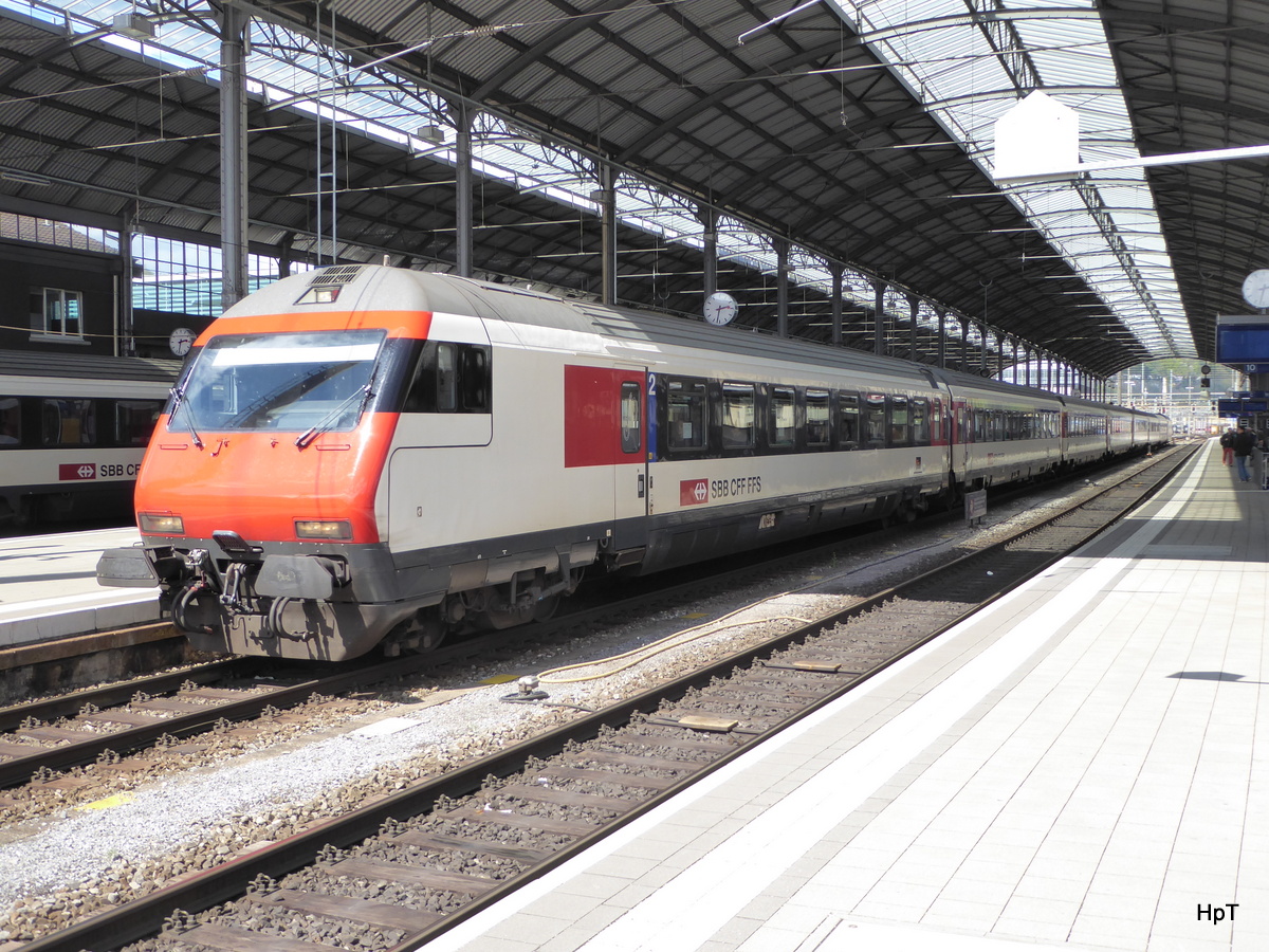 SBB - RE nach Bern an der Spitze der Steuerwagen Bt 50 85 28-94 935-9 in der Bahnhofshalle in Olten am 16.04.2016
