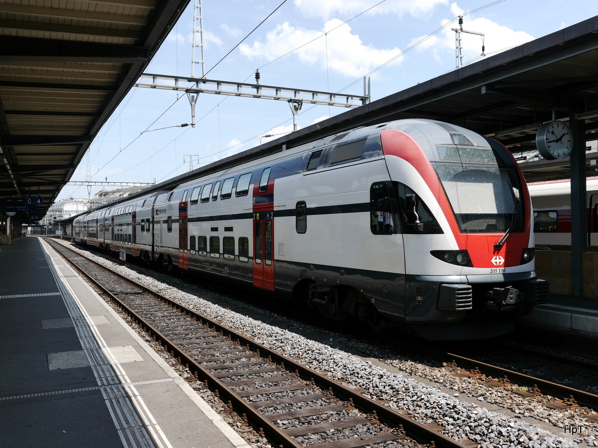 SBB - RE nach Vevey mit dem Triebzug RABe 511 116-1 im Bahnhof Genf am 03.06.2017