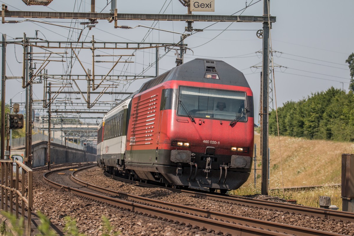 SBB Re460 020 mit ihrem Interregio unterwegs zwischen Lenzburg und Othmarsingen. 04.07.2015
