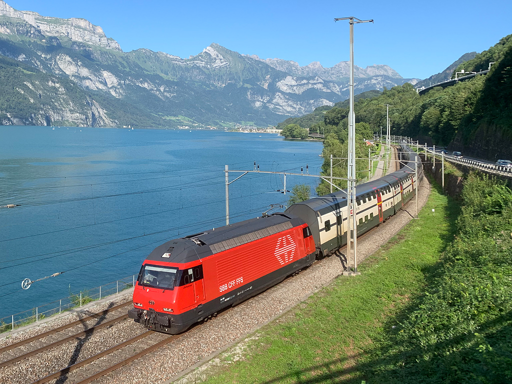 SBB Re460 055  Lillehammer  mit IC2000 am Walensee bei Murg, fährt Richtung Zürich HB. Aufnahme vom 18. Aug. 2019