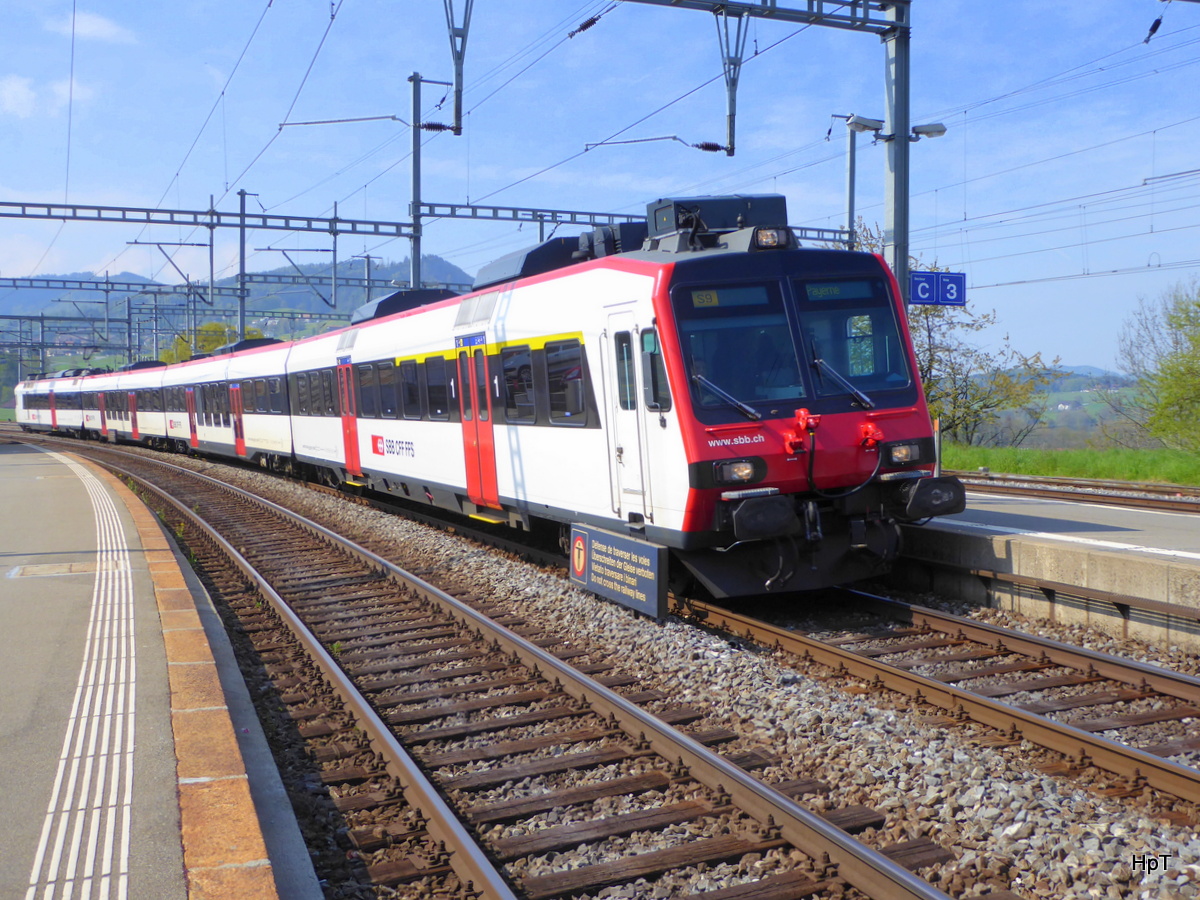 SBB - Regio an der Spitze der Steuerwagen ABt 50 85 39-43 836-8 bei der einfahrt im Bahnhof in Palézieux am 03.05.2016