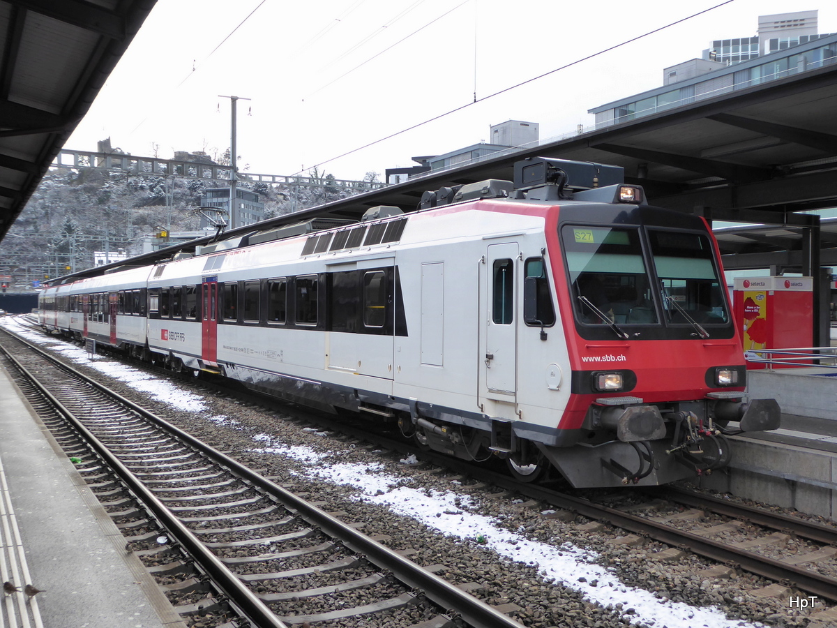 SBB - Regio auf der S27 an der Spitze der Triebwagen RBDe 4/4 560 297-4 im Bahnhof Baden am 16.01.2016