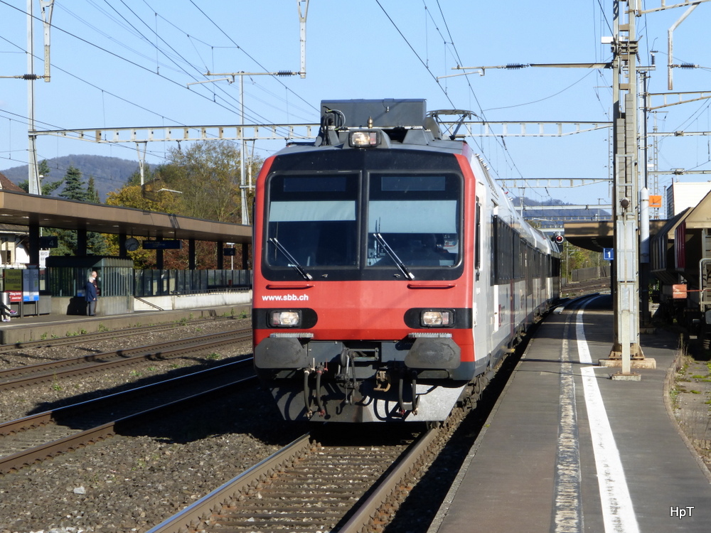 SBB - Regio im Bahnhof Rupperswil an der Spitze der Triebwagen RBDe 4/4 560 242-0 am 26.10.2014