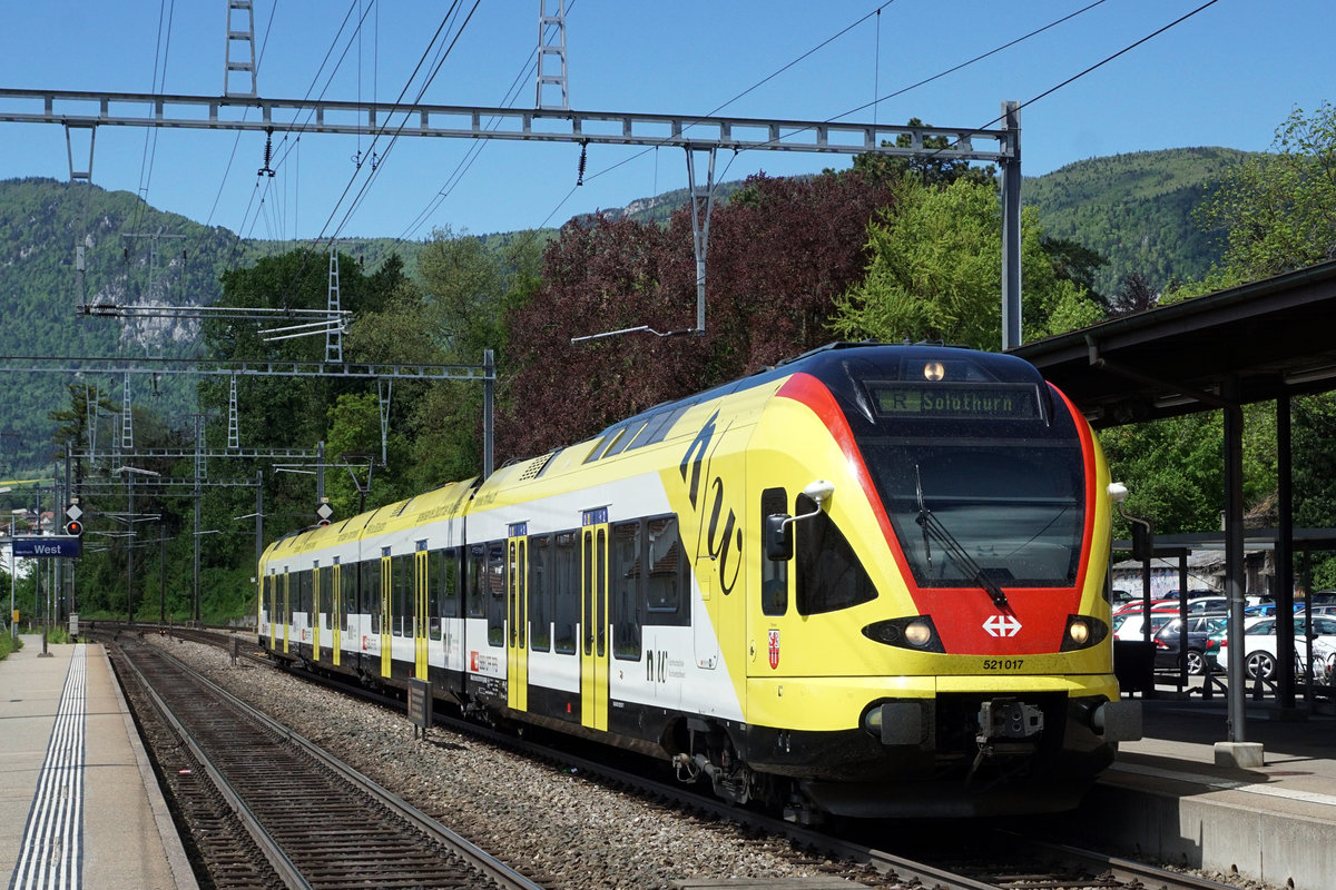 SBB: Regio Biel-Solothurn mit RABe 521 017  Muttenz  anlässlich der Bahnhofseinfahrt Solothurn-West am 30. April 2018.
Hier handelt es sich um einen eher seltenen Einsatz.
Foto: Walter Ruetsch