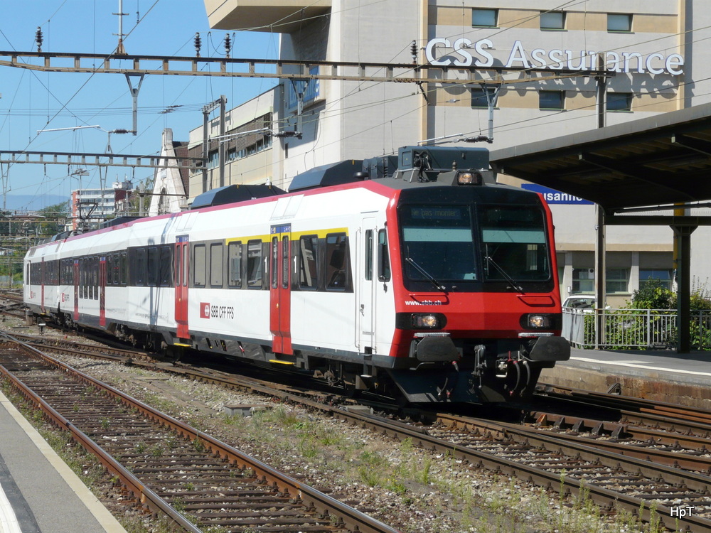 SBB - Regio mit dem Steuerwagen ABt 50 85 39-43 900-2 an der Spitze bei der einfahrt in den Bahnhof von Lausanne am 04.09.2013