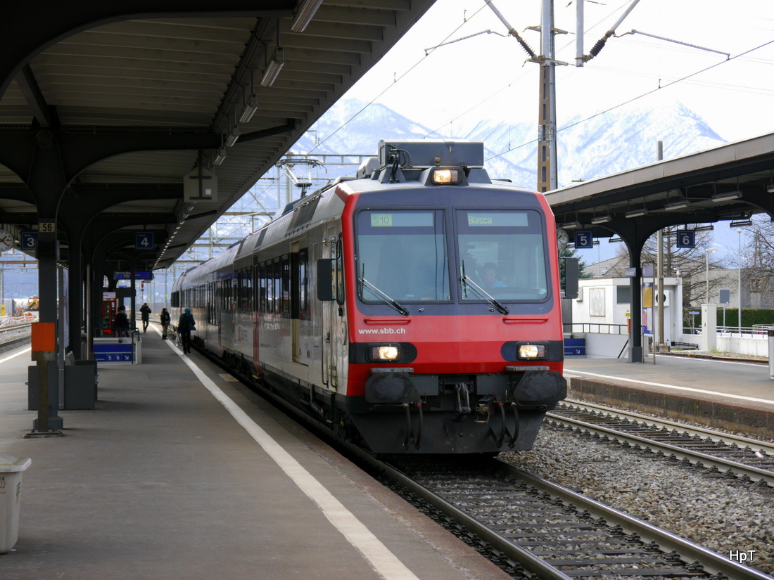 SBB - Regio mit nach Biasca mit 560 204-0 im Bahnhof Giubiasco am 27.02.2015