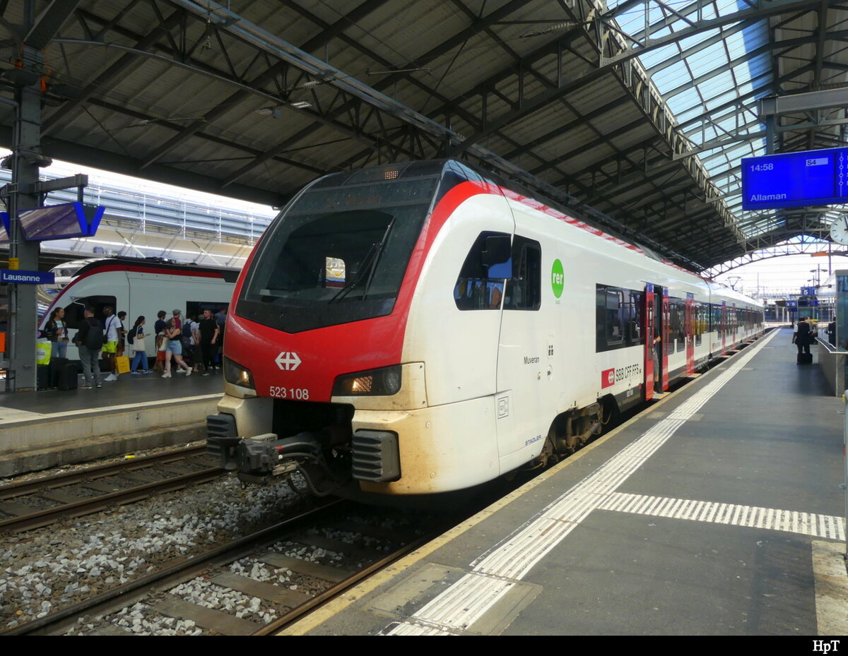 SBB - Regio nach Allaman mit dem Triebzug RABe 523 108 im Bahnhof Lausanne am 02.07.2022