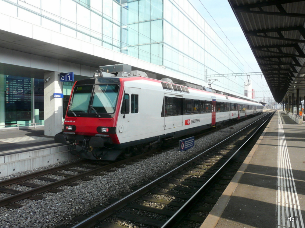SBB - Regio nach Baden mit dem Schiebenden Triebwagen RBDe 560 219-8 im Bahnhof Aarau am 01.02.2014