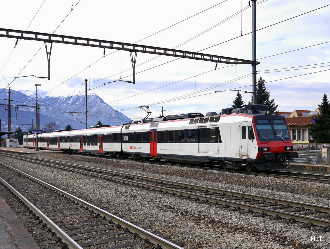 SBB - Regio nach Bellinzona bei der ausfahrt aus dem Bahnhof in Giubiasco am 27.02.2015
