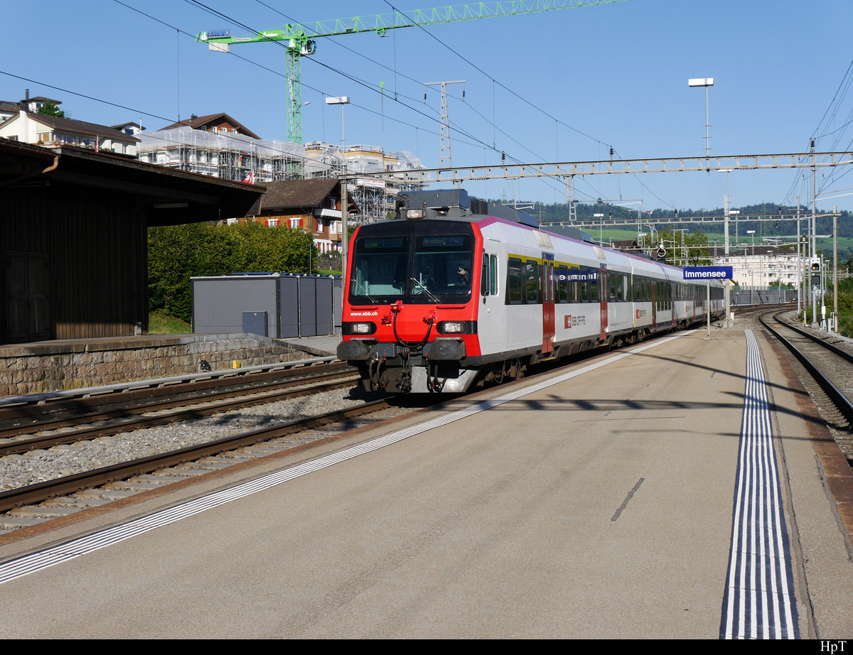 SBB - Regio nach Brunnen an der Spitze der Steuerwagen ABt 50 85 39-43 897-0 im Bahnhof von Immensee am 25.09.2018