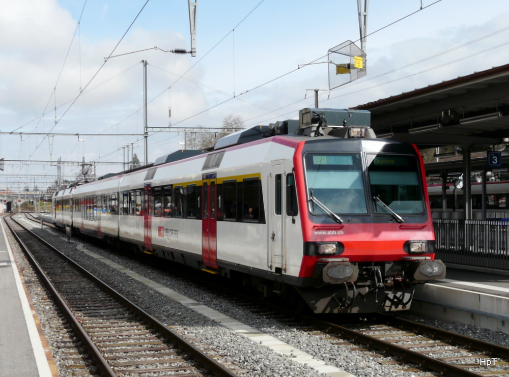 SBB - Regio nach Lausanne an der Zugsspitze der Steuerwagen ABt 50 85 39-43 809-5 im Bahnhof Payerne am 01.03.2014