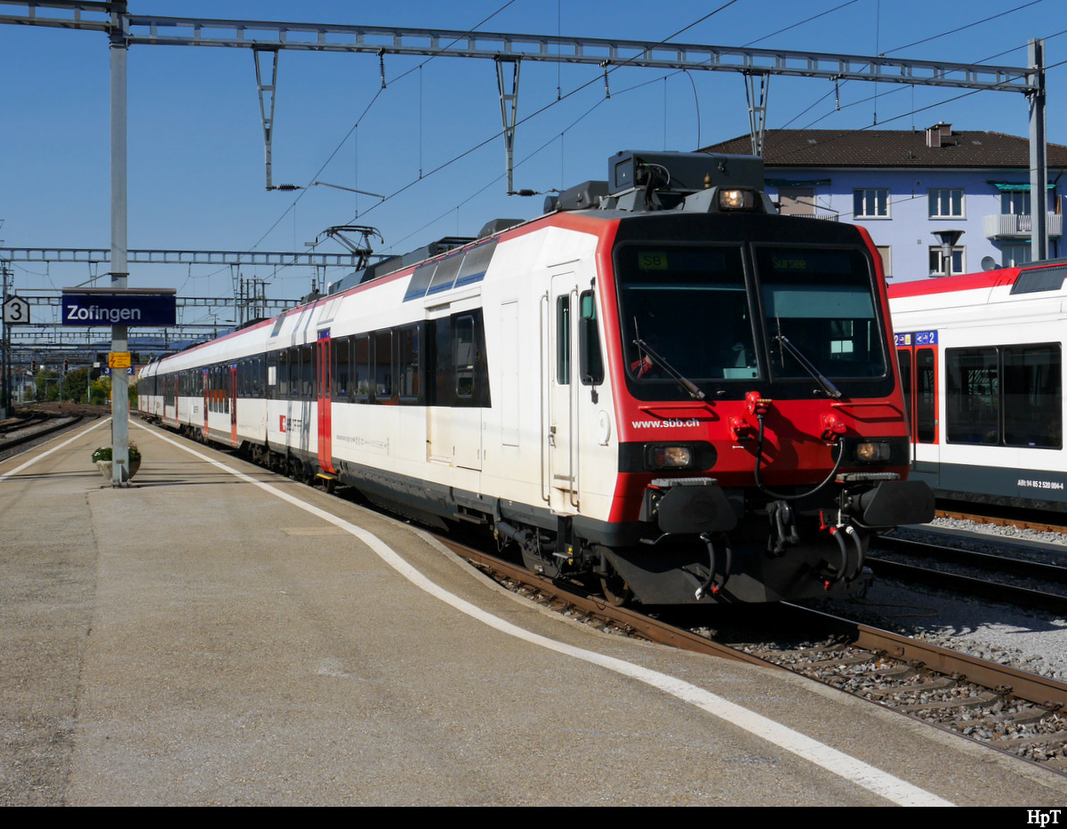 SBB - Regio nach Sursee an der Spitze der Triebwagen RBDe 4/4  560 205-7 bei der einfahrt im Bahnhof Zofingen am 25.09.2018