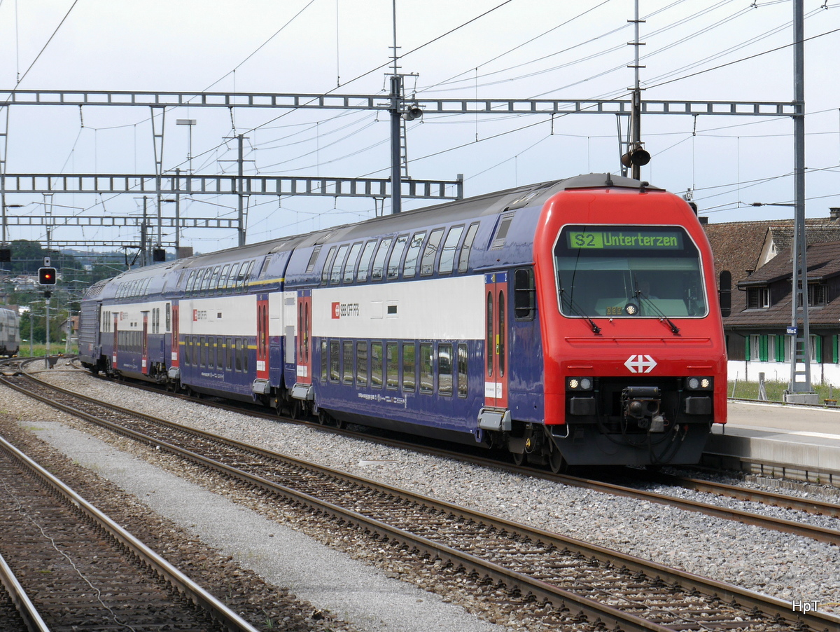 SBB - Regio S2 nach Unterterz an der Spitze der Steuerwagen Bt 50 85 86-33 006-2 bei der einfahrt im Bahnhof Pfäffikon am 26.07.2015