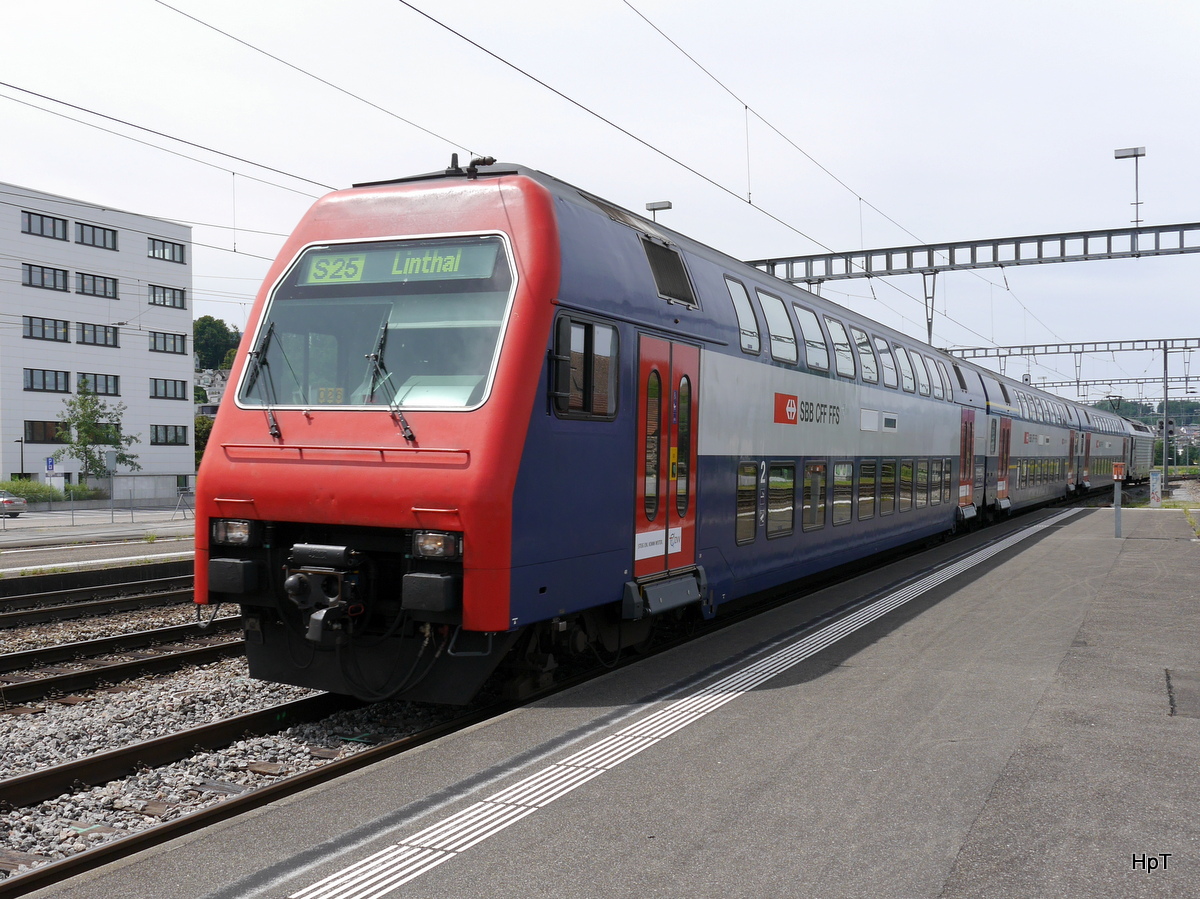 SBB - Regio S25 nach Linthal bei der einfahrt im Bahnhof Pfäffikon am 26.07.2015