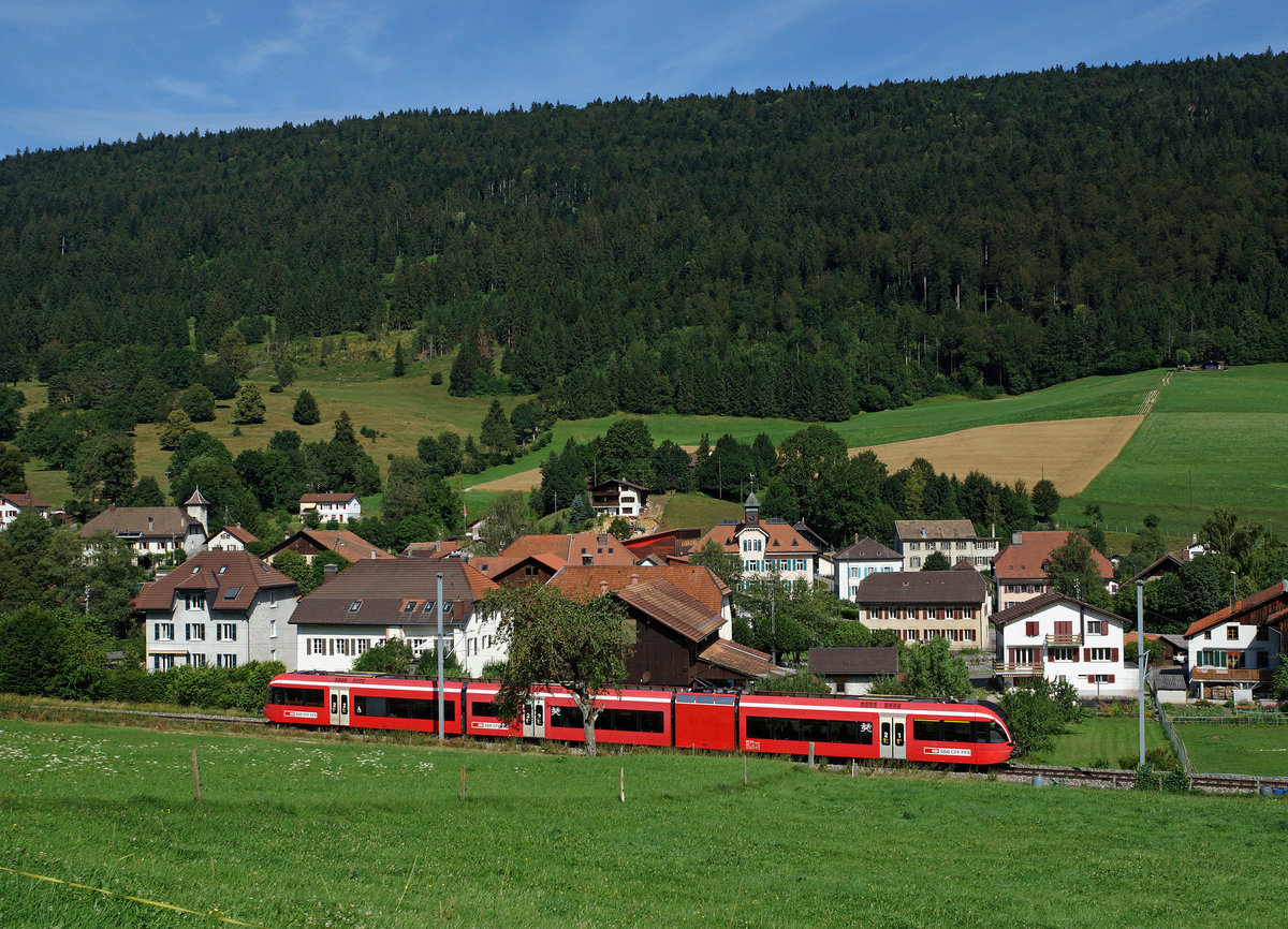 SBB: Regionalzug La Chaux-de-Fonds - Biel mit einem RABe 526 Stadler GTW (ehemals RM/BLS) auf der Fahrt nach Biel bei Cormoret am 28. Juli 2016. Zu einem späteren Zeitpunkt sollen diese Triebzüge aus dem Jahre 2004 bei Thurbo zum Einsatz gelangen. Die Thurbo AG ist eine eigenständige Tochtergesellschaft der SBB mit einem Anteil von 90%. Die restliche Beteiligung von 10% hält der Kanton Thurgau.
Foto: Walter Ruetsch 