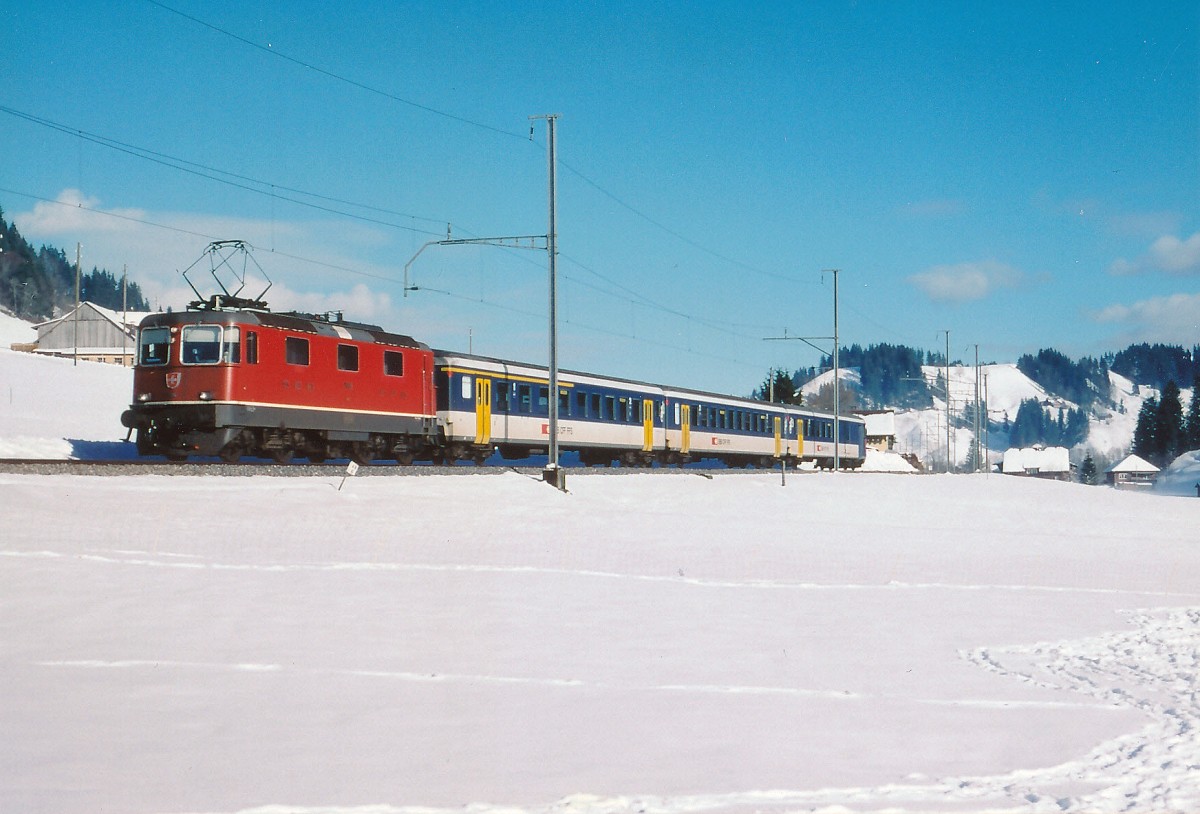 SBB: Regionalzug Luzern-Langnau i.E. mit einem Re 4/4-Kurzpendel bei Wiggen am 1. Januar 2005.
Foto: Walter Ruetsch