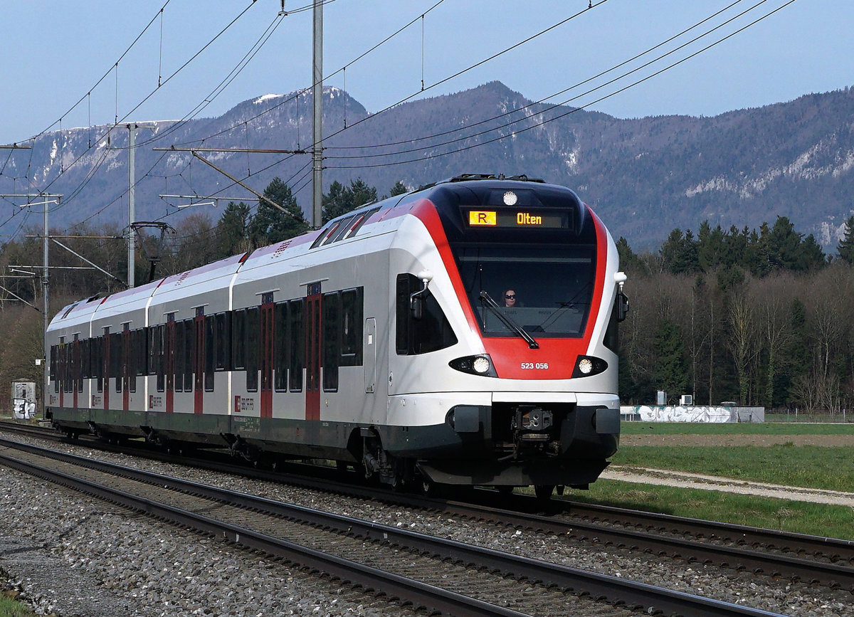 SBB: Regionalzug nach Olten mit RABe 523 056 bei Deitingen am 3. April 2018.
Foto: Walter Ruetsch 