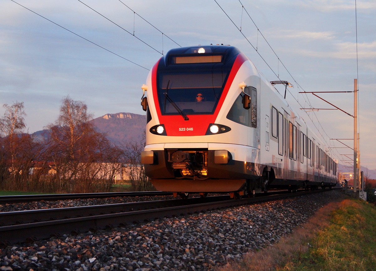 SBB: Regionalzug Olten-Biel mit FLIRT 523046 bei Niederbipp unterwegs am 22. Dezember 2014.
Foto: Walter Ruetsch