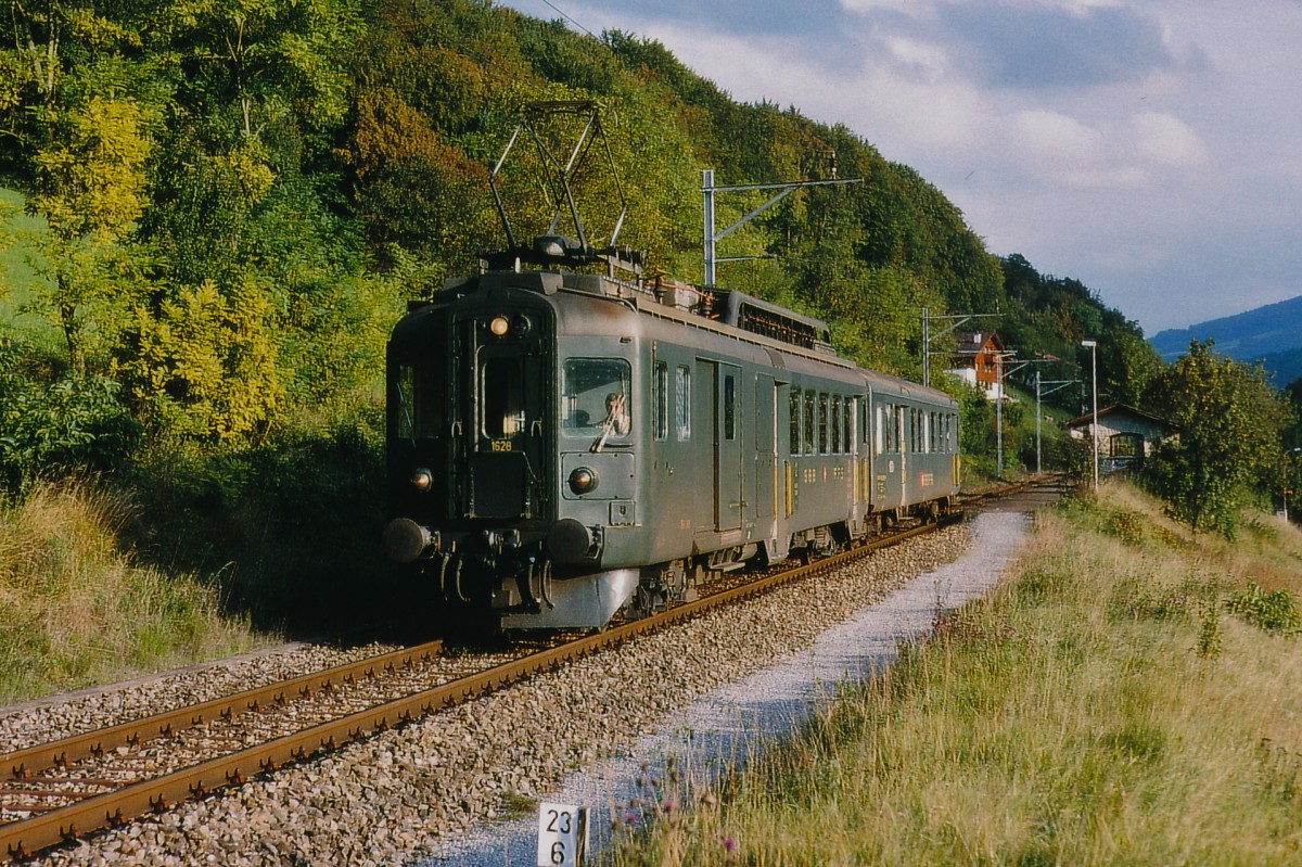 SBB: Regionalzug Olten-Sissach  Läufelfingerli  mit BDe 4/4 1628 bei Diepflingen im Septermber 1995.
Foto: Walter Ruetsch