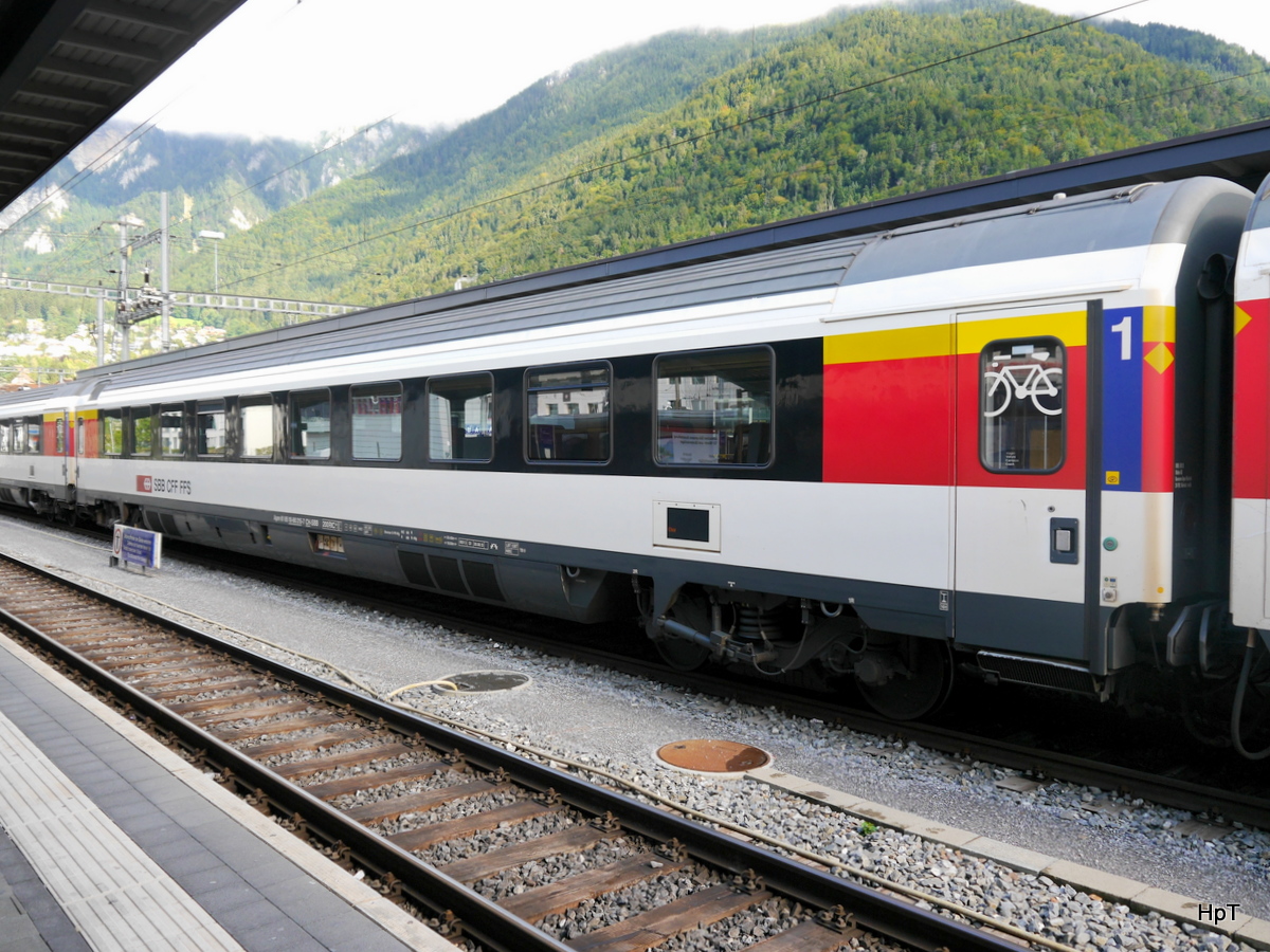 SBB - RIC Personenwagen 1 Kl. Apm 61 85 10-90215-7 im Bahnhof Chur am 20.09.2017