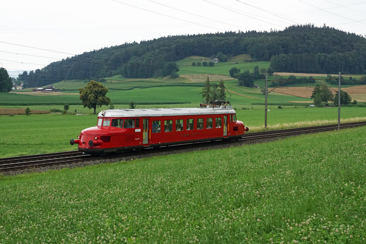 SBB Rote Pfeil von SBB HISTORIC auf Sonderfahrt.
RAe 2/4 1001 bei Riedtwil am 15. Juli 2020.
Foto: Walter Ruetsch