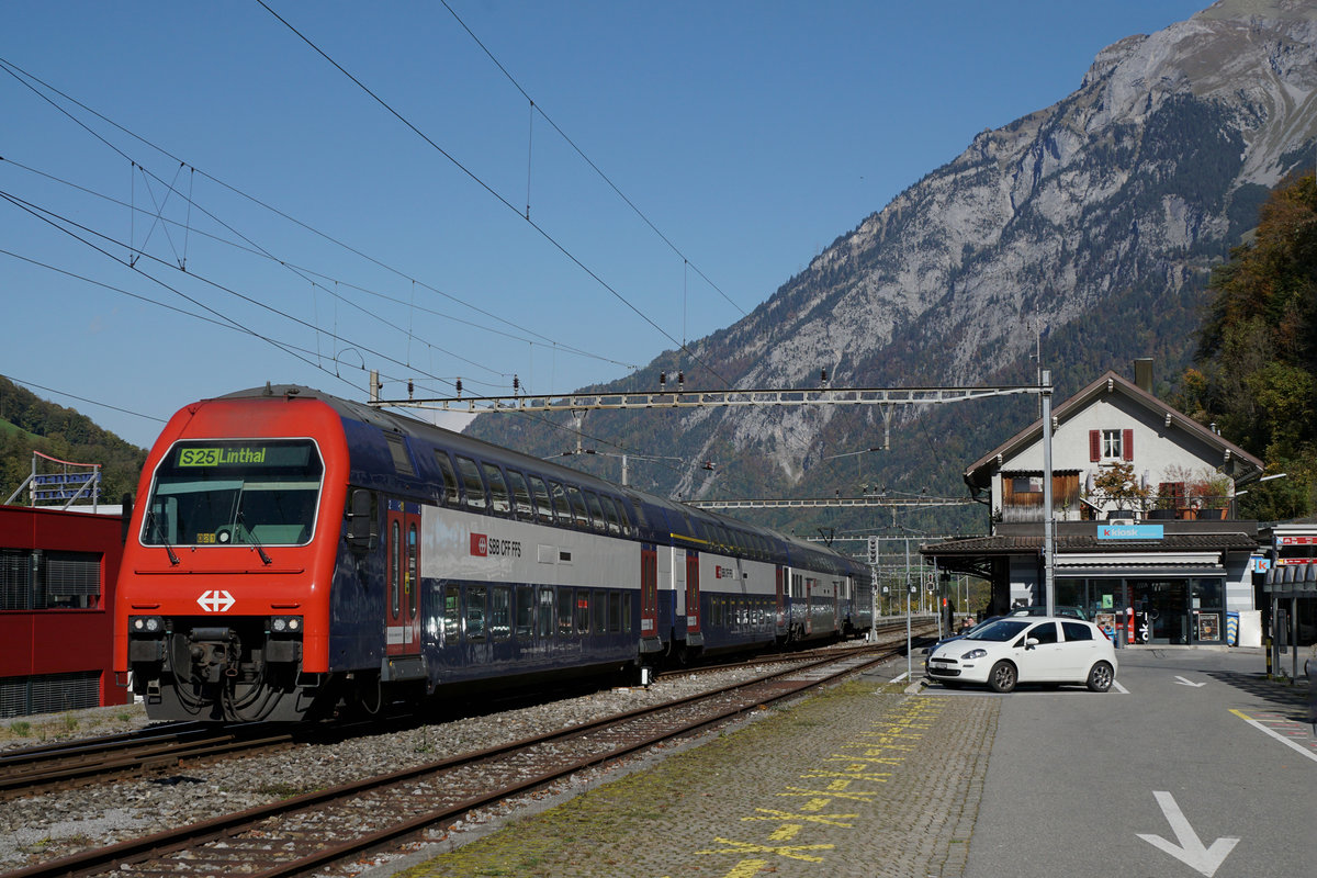 SBB: S 25 Zürich HB - Linthal mit einer nicht erkennbaren Re 450 beim Zwischenhalt in Schwanden am 12. Oktober 2017.
Foto: Walter Ruetsch 