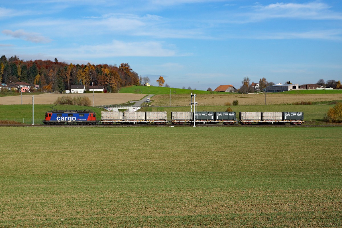 SBB: SBB Güterzüge auf der BLS Strecke Solothurn-Burgdorf (ehemals RM/EBT). Re 421 mit leeren Schlackencontainer zwischen Biberist und Solothurn am 6. November 2015.
Foto: Walter Ruetsch
