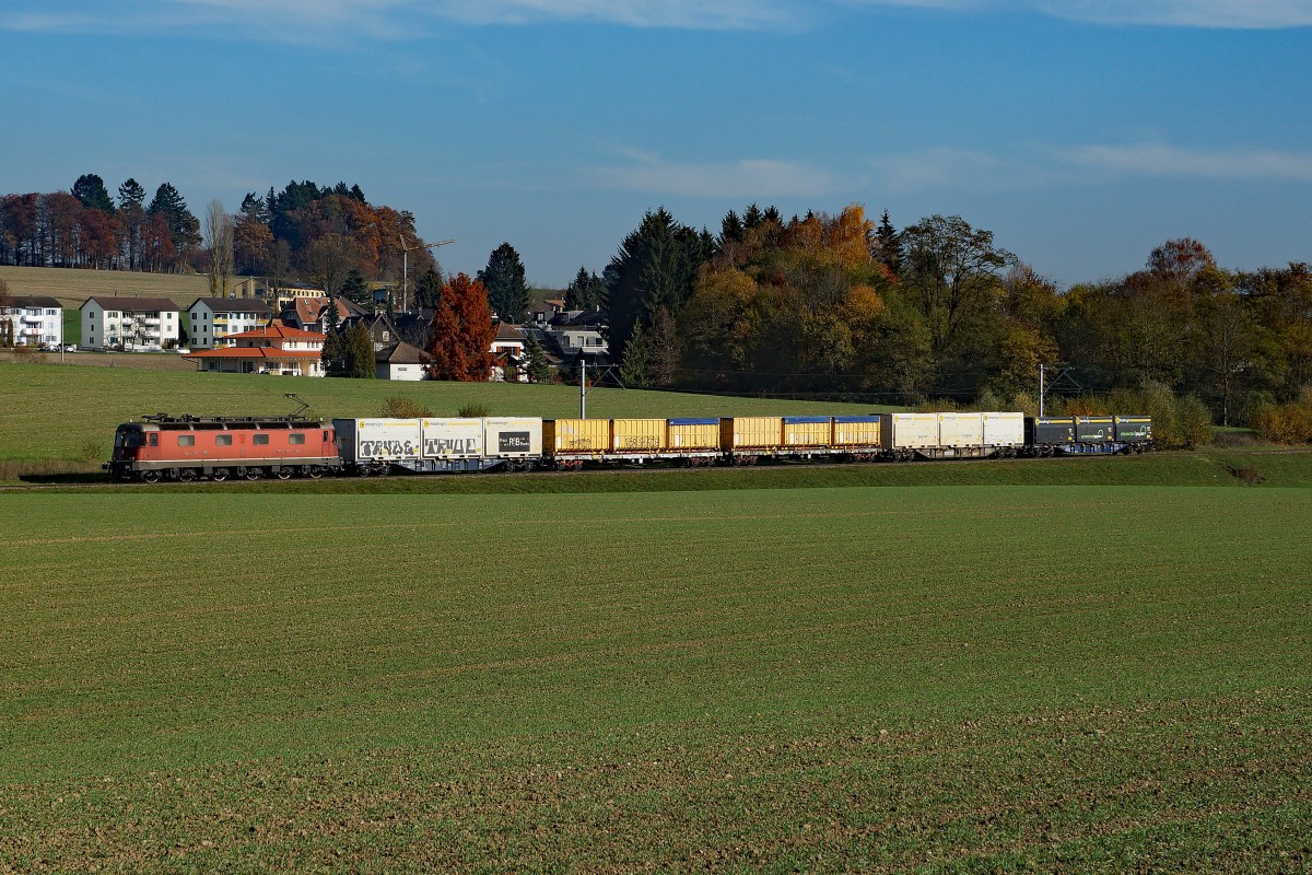 SBB: SBB Güterzüge auf der BLS Strecke Solothurn-Burgdorf (ehemals RM/EBT). Re 6/6 11657  ESTAVAYER-LE-LAC  mit Wagen der Utzenstorf Papier zwischen Biberist und Solothurn am 6. November 2015. Diese Wappenlose Re 6/6 weckt traurige Erinnerungen an die letzten Betriebsjahre der Ae 6/6 wach.  
Foto: Walter Ruetsch