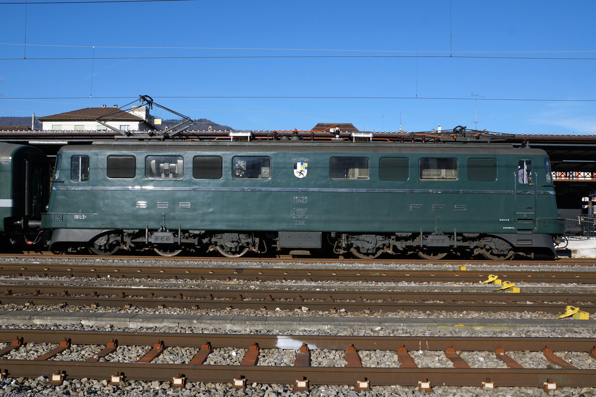 SBB: SBB Historic Samichlausfahrt von Olten nach Delémont vom 10. Dezember 2016
mit der Ae 6/6 11421  Graubünden .
In Delémont kurz vor der Rückfahrt nach Olten (Ausschnitt mit Fotoshop).
Foto: Walter Ruetsch 