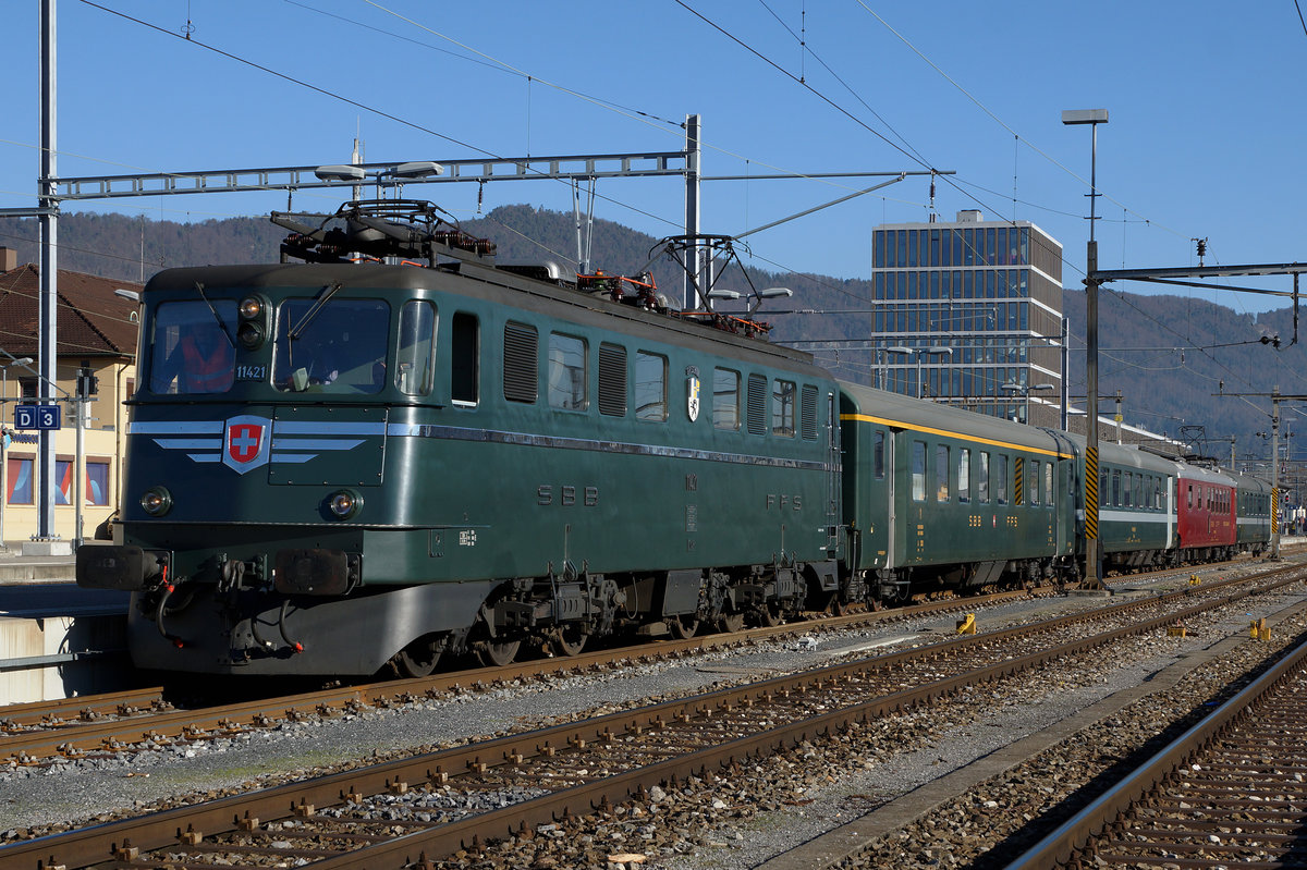 SBB: SBB Historic Samichlausfahrt von Olten nach Delémont vom 10. Dezember 2016
mit der Ae 6/6 11421  Graubünden .
Nach der Ankunft in Delémont, der Hauptstadt des Kantons Jura (Ausschnitt mit Fotoshop).
Foto: Walter Ruetsch 
