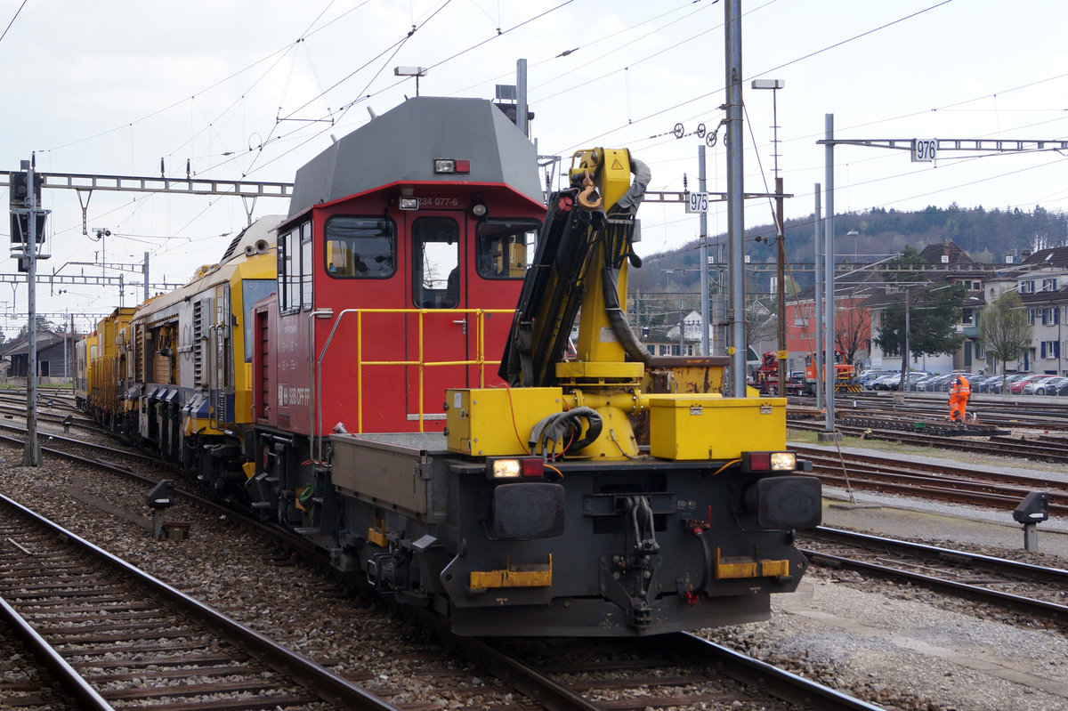 SBB: Schienenfräsmaschine von Alpha Rail Team auf Rangierfahrt in Solothurn-HB mit dem Tm 234 077-6 am 4. März 2017.
Foto: Walter Ruetsch 