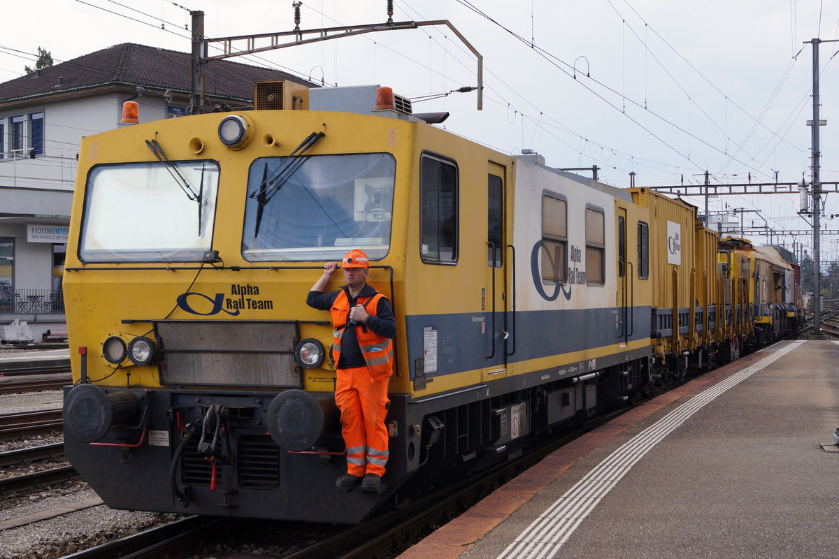 SBB: Schienenfräsmaschine von Alpha Rail Team auf Rangierfahrt in Solothurn-HB mit dem Tm 234 077-6 am 4. März 2017.
Foto: Walter Ruetsch 