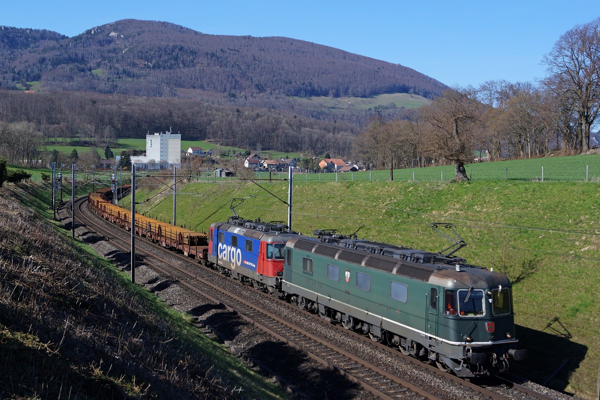 SBB: Schienentransport mit Re 10/10 unterwegs bei Niederbipp am 7. April 2015. An der Spitze des Zuges war die Re 6/6 11646  BUSSIGNY  eingereiht.
Foto: Walter Ruetsch