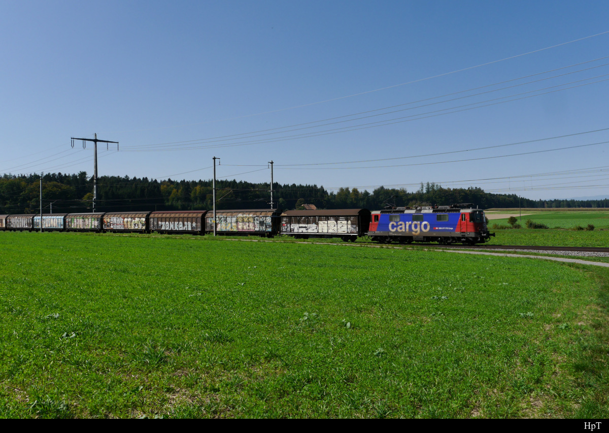 SBB - Schnappschuss einer Lok 421 … vor Güterzug unterwegs bei Lyssach am 17.09.2018