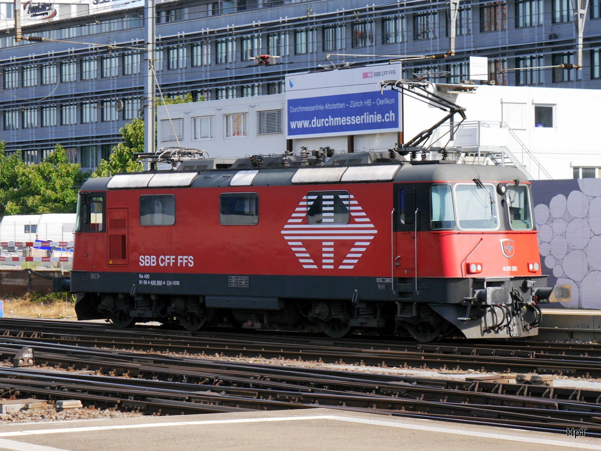 SBB - Schnappschuss der Re 4/4  420 202-4 bei Rangierfahrt im Bahnhofsareal des HB Zürich am 26.07.2015