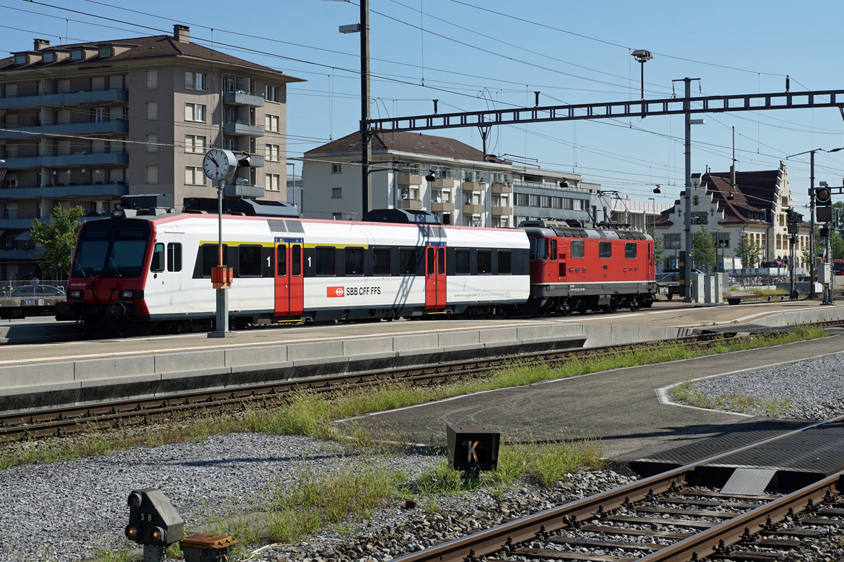SBB:  SCHNAPPSCHUSS 
Nicht erkennbare Re 4/4 II mit einem nicht erkennbaren DOMINO ABt anlässlich der Bahnhofsdurchfahrt Solothurn-HB vom 7. August 2017 (Aufnahme ab Perron 3, Bildausschnitt Photo Shop).
Foto: Walter Ruetsch